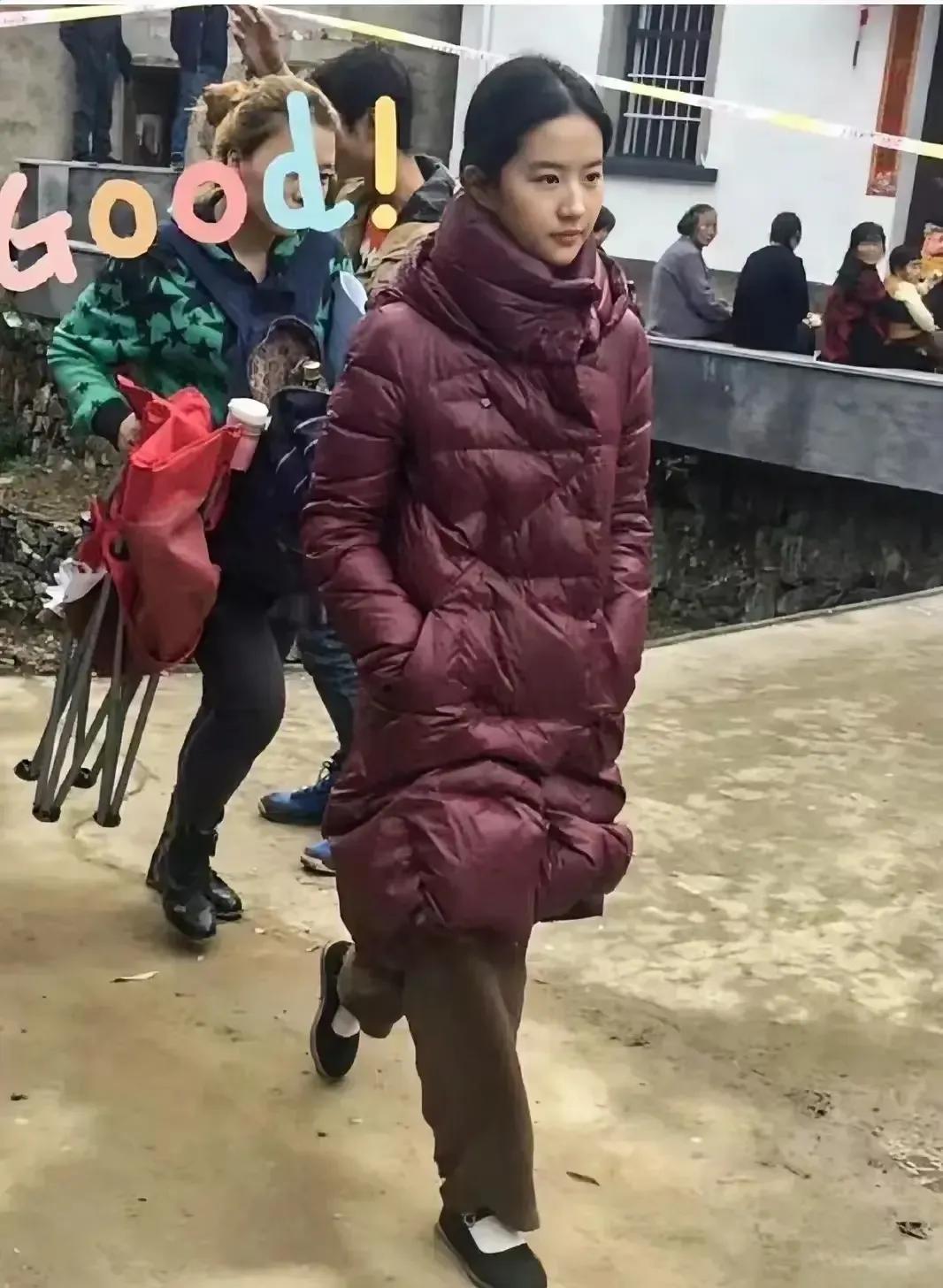 仙女就是仙女，就算打扮的跟普通人一样，气质这一块都是没人能比的。[赞]#娱乐# 