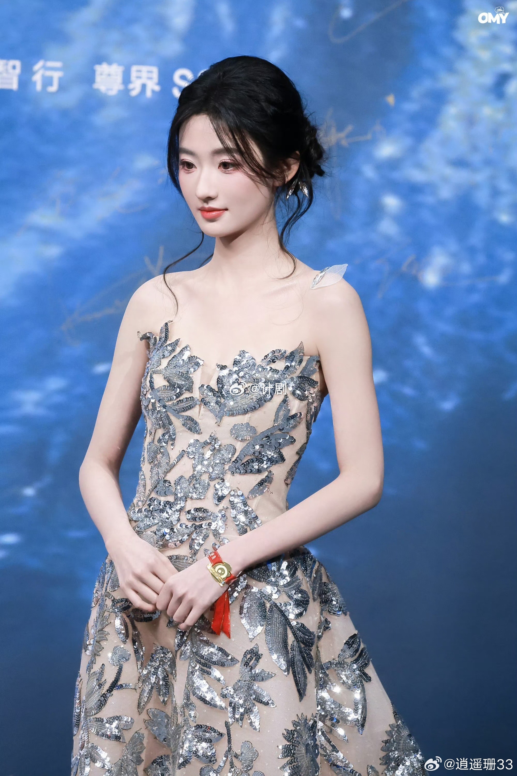 杨雨潼好薄一片 工作室的氛围感拿捏得死死的，光影和角度都选得好，突出了她清瘦的骨