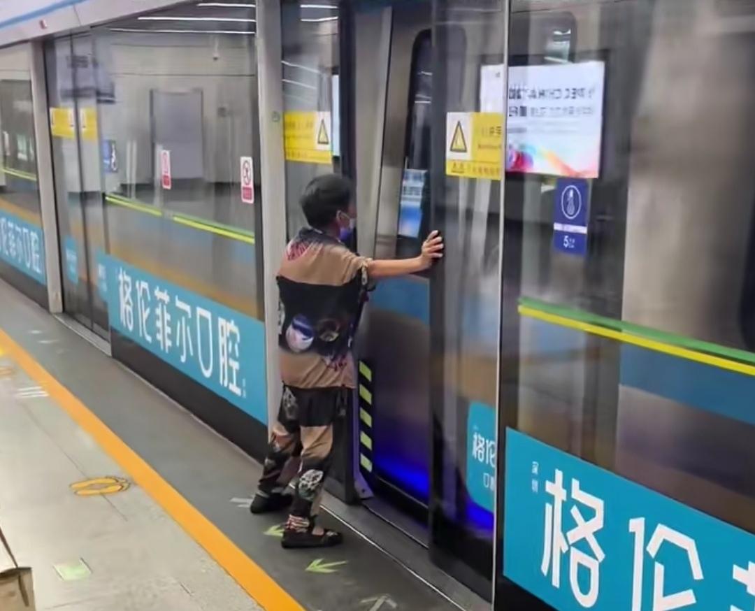 这次敢扒门，下次敢站车头挡车。规矩就是规矩，坏了规矩，以后就都有样学样。