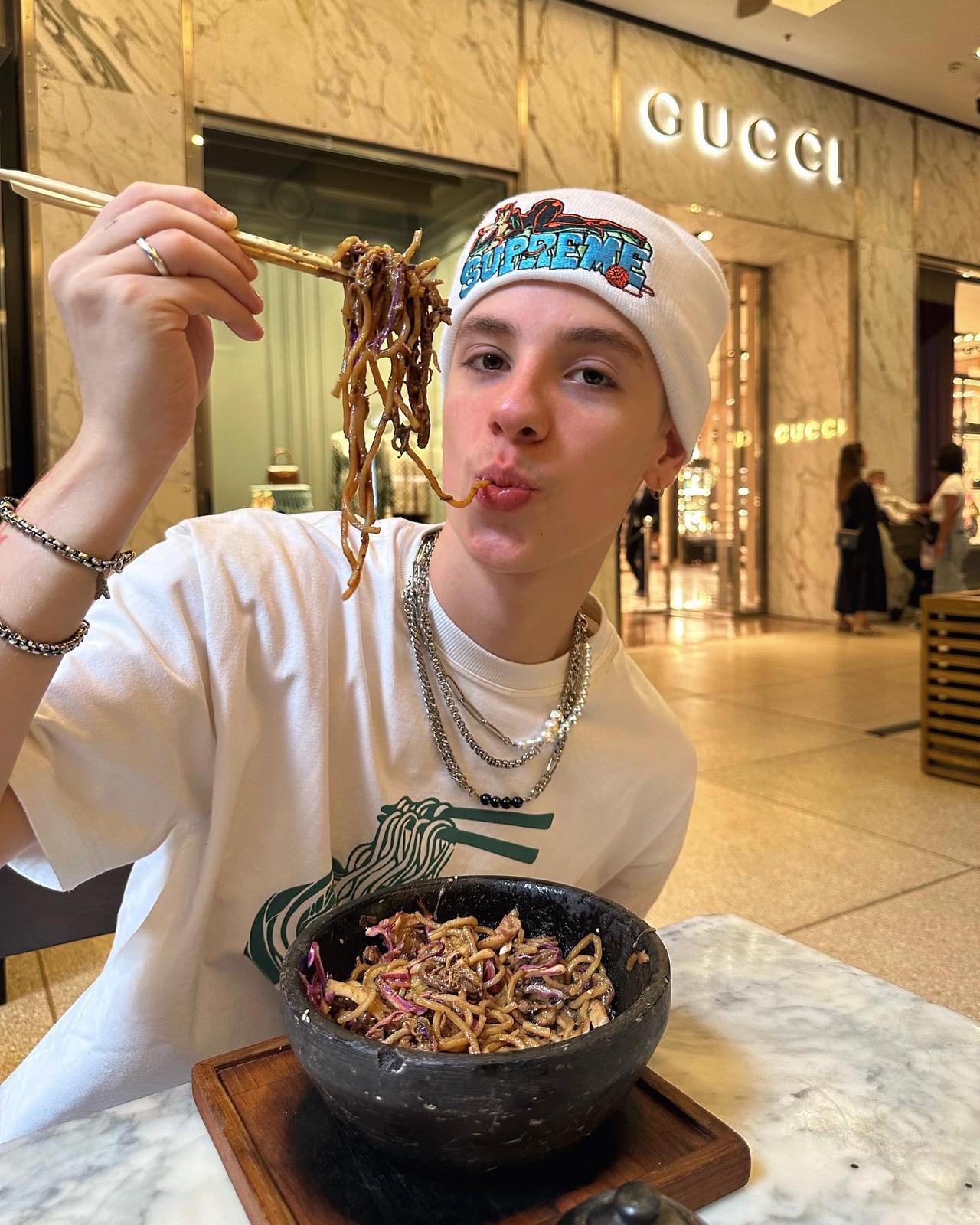 Juliano Floss Lucatel（朱利亚诺·弗洛斯·卢卡特尔）是一位来