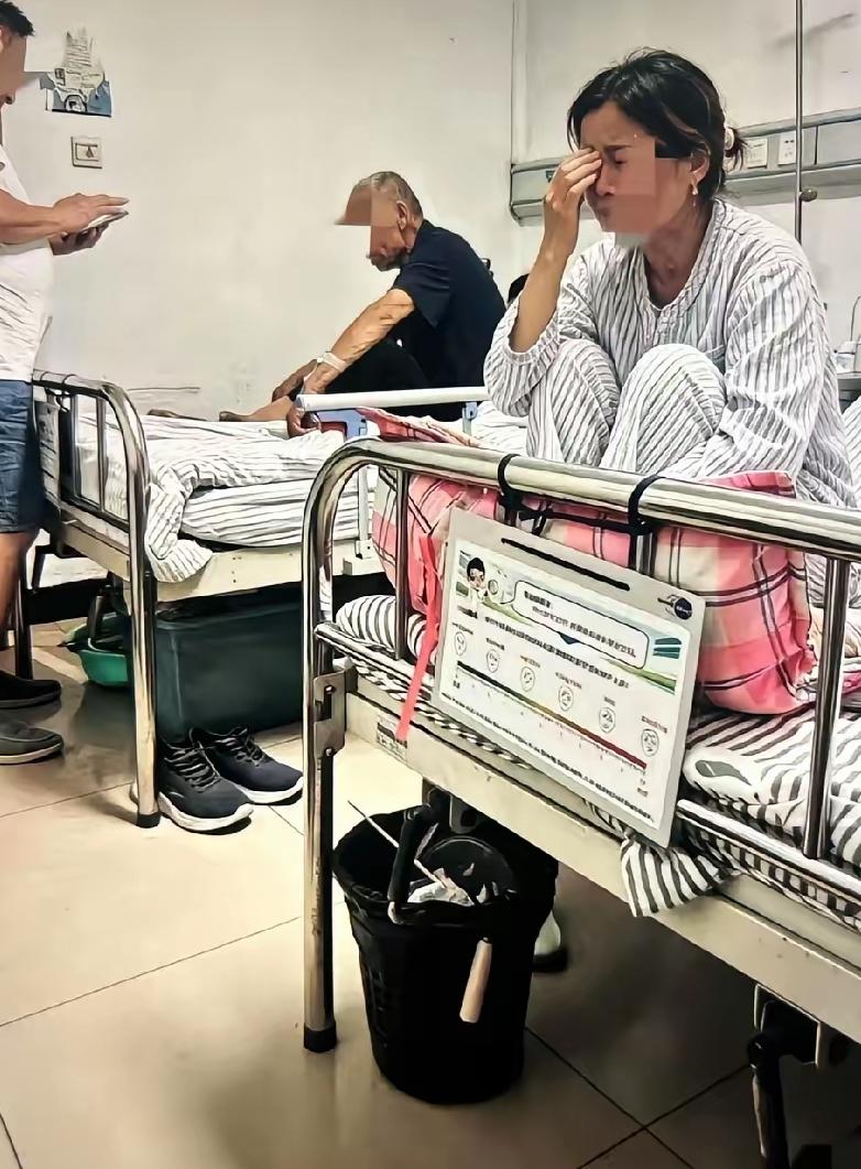 病房里一个大妈动不动就暗自落泪，她是一个乳腺癌患者，让她伤心的事是女儿打电话告诉