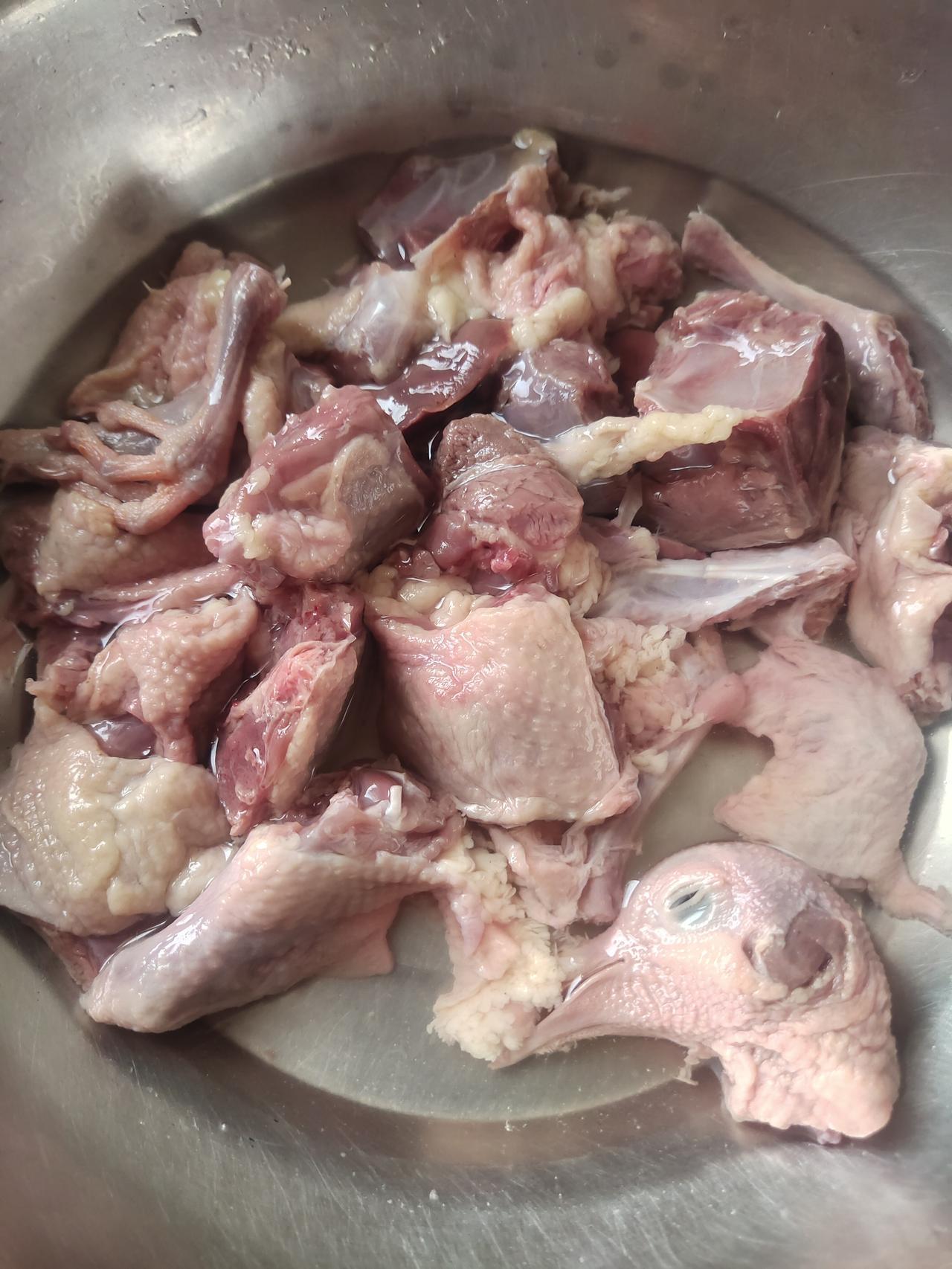 今天哥哥能正常吃饭了，我去市场买了只鸽子，打算给哥哥炖个鸽子汤。为让汤的味道更鲜