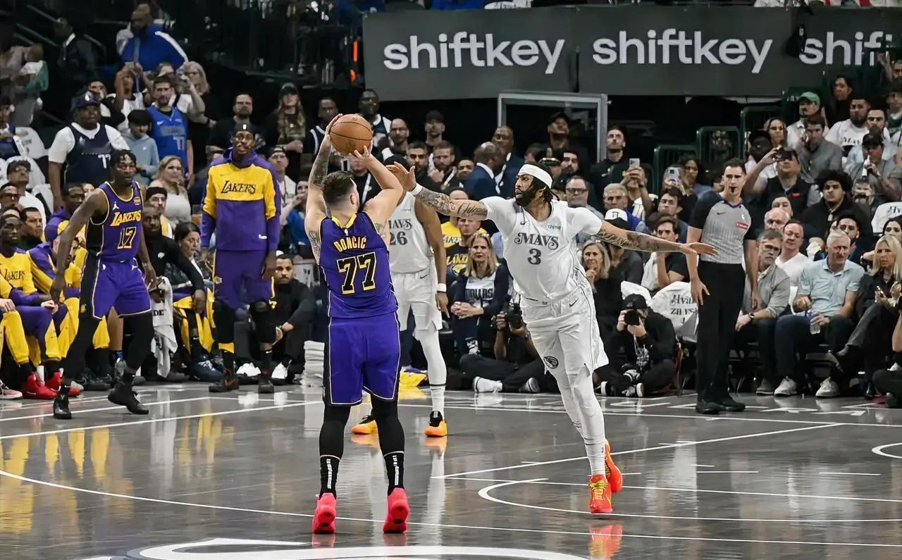 浓眉不可能再回湖人了
浓眉因为伤病问题从四号线改打五号位，就算他现在跟东契奇搭配