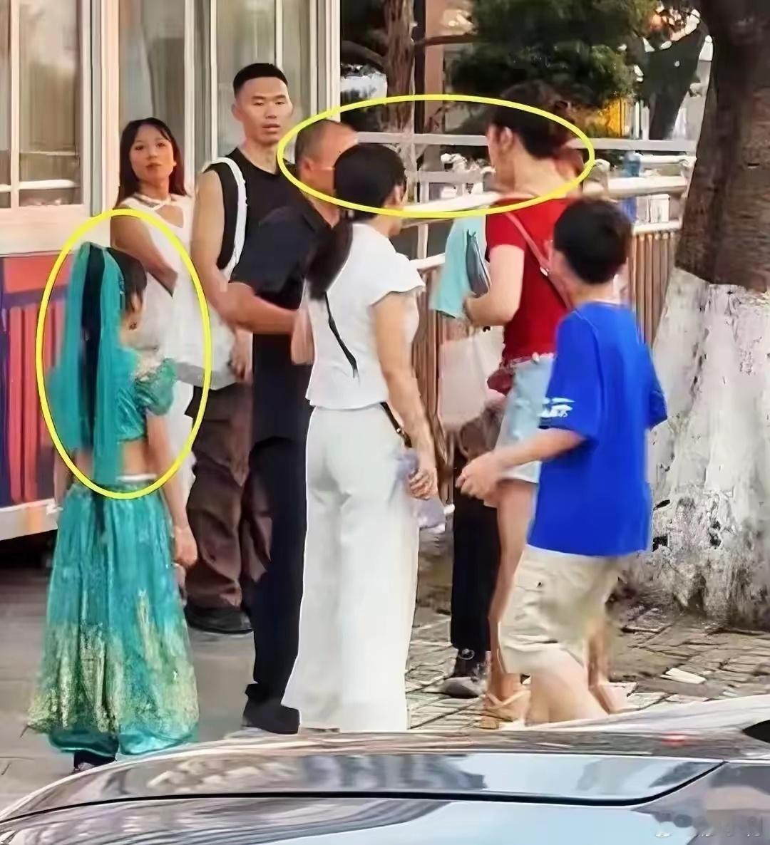 洪崖洞一游客遭陌生女子强拉拍照强迫交易罪是刑法规定的犯罪行为，首先当街当地执法部