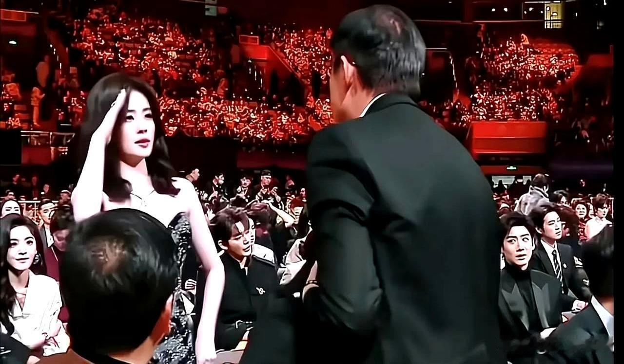 白鹿突然起身对着爱奇艺老总敬军礼！
把在场礼仪专家气晕了。
王晓晖刚伸手准备寒暄