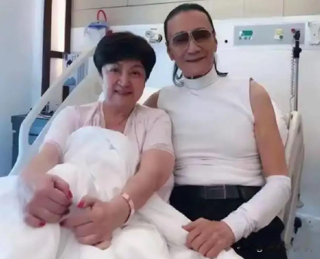 谢贤与甄珍当时都是初恋，1974年结婚，1977年她们离婚。后来谢贤娶了狄波拉，