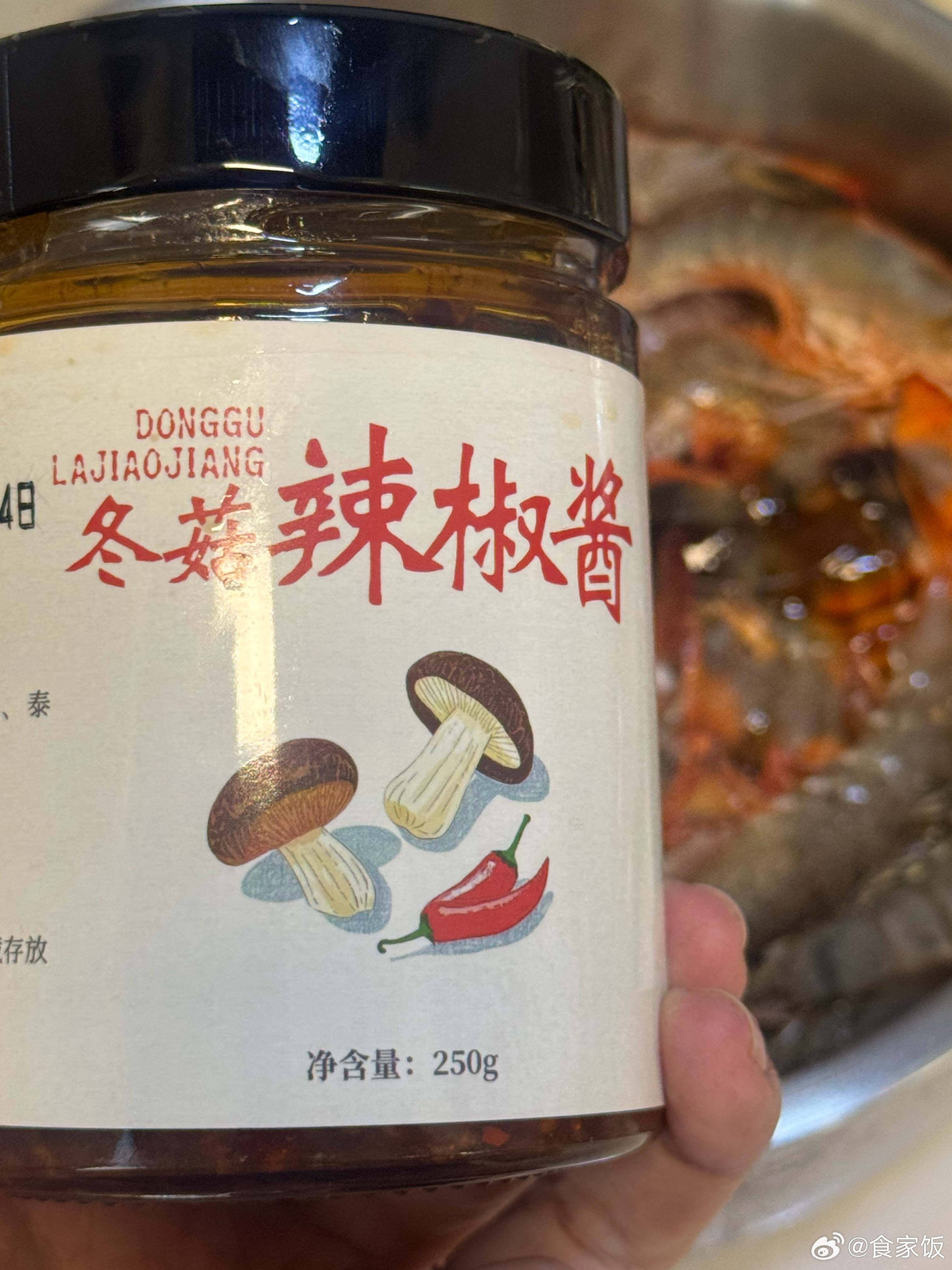巧手女朋友，用我推荐的冬菇辣酱做干锅虾，用醋泡黑豆炒肉丝刀豆，看起来好吃。一酸一