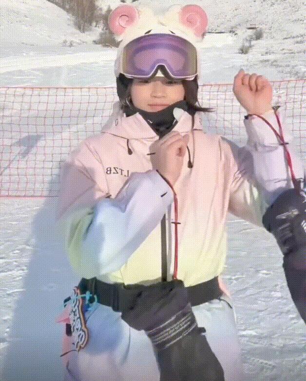 婵宝：虽然我滑雪总是摔，但我依旧可可爱爱[兔子]

全红婵去新疆学滑雪去了，学习