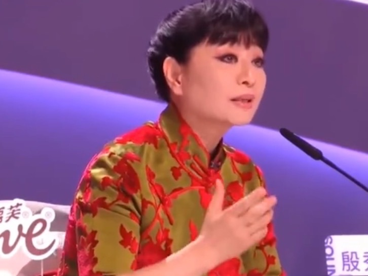 殷秀梅六旬倔强老太这位殷秀梅老师唱过的歌比你吃过的盐都多，在大神面前开大是怎么干