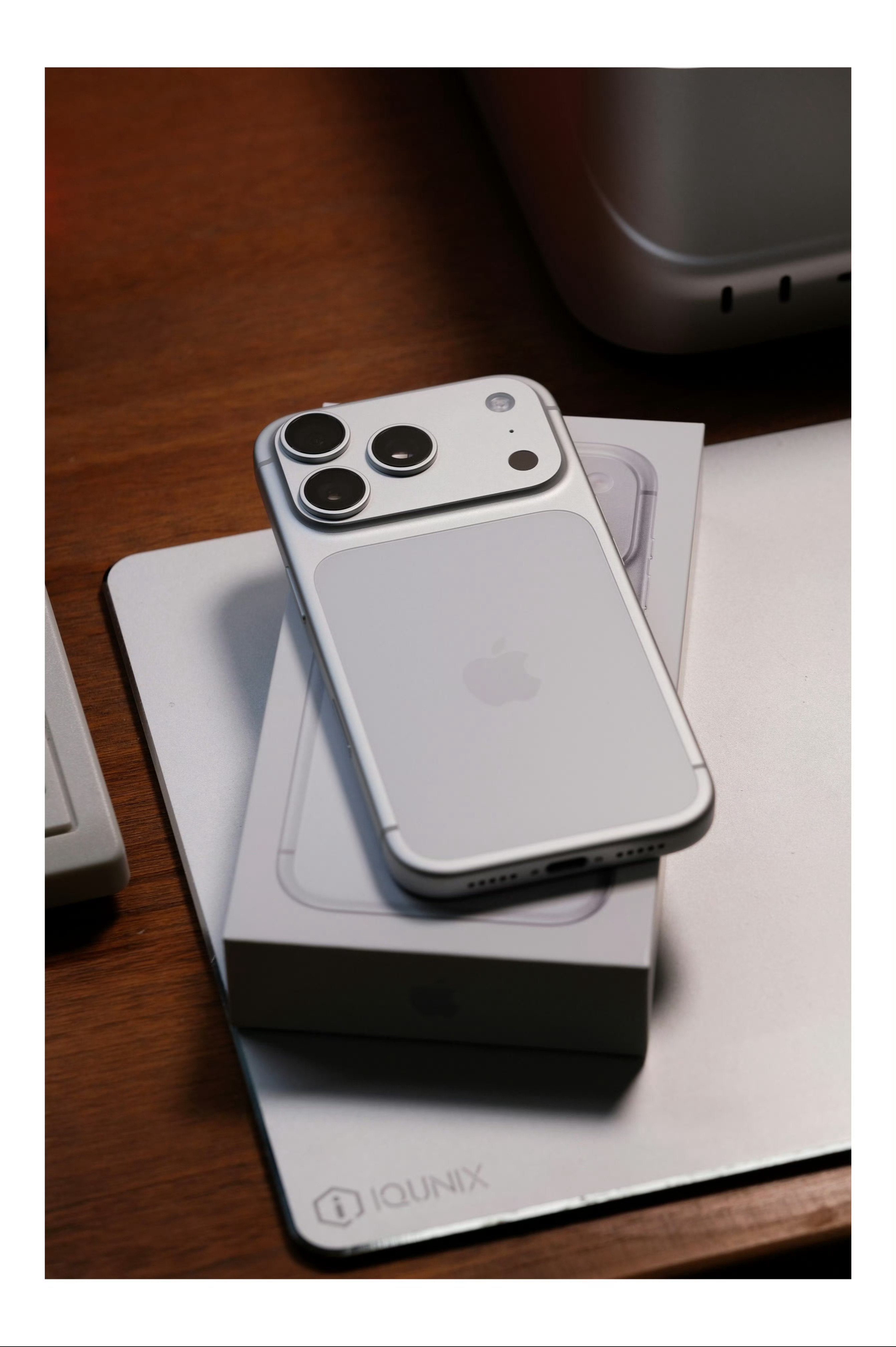 iPhone没有一个按键是多余的不不不，我觉得那个相机控制键就很多余。而且不仅仅