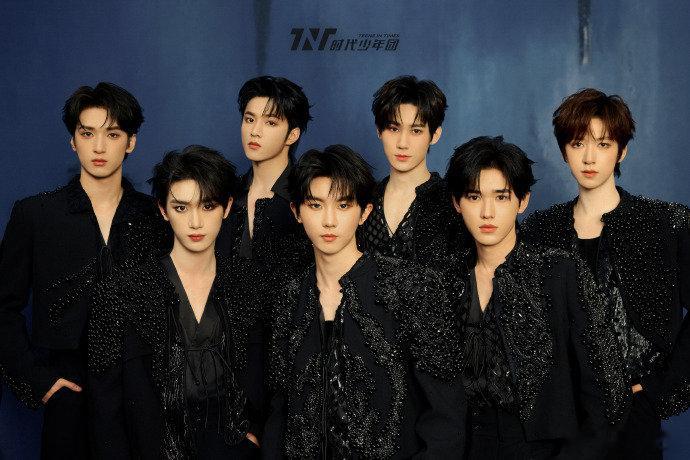 时代少年团公式照and证件照   时代少年团深V全黑look  时代少年团公式照
