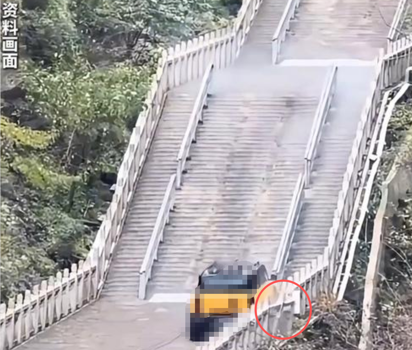 比亚迪把天门山天梯搬进了厂房 最近有网友拍到了这么一段视频，视频里是比亚迪的厂房