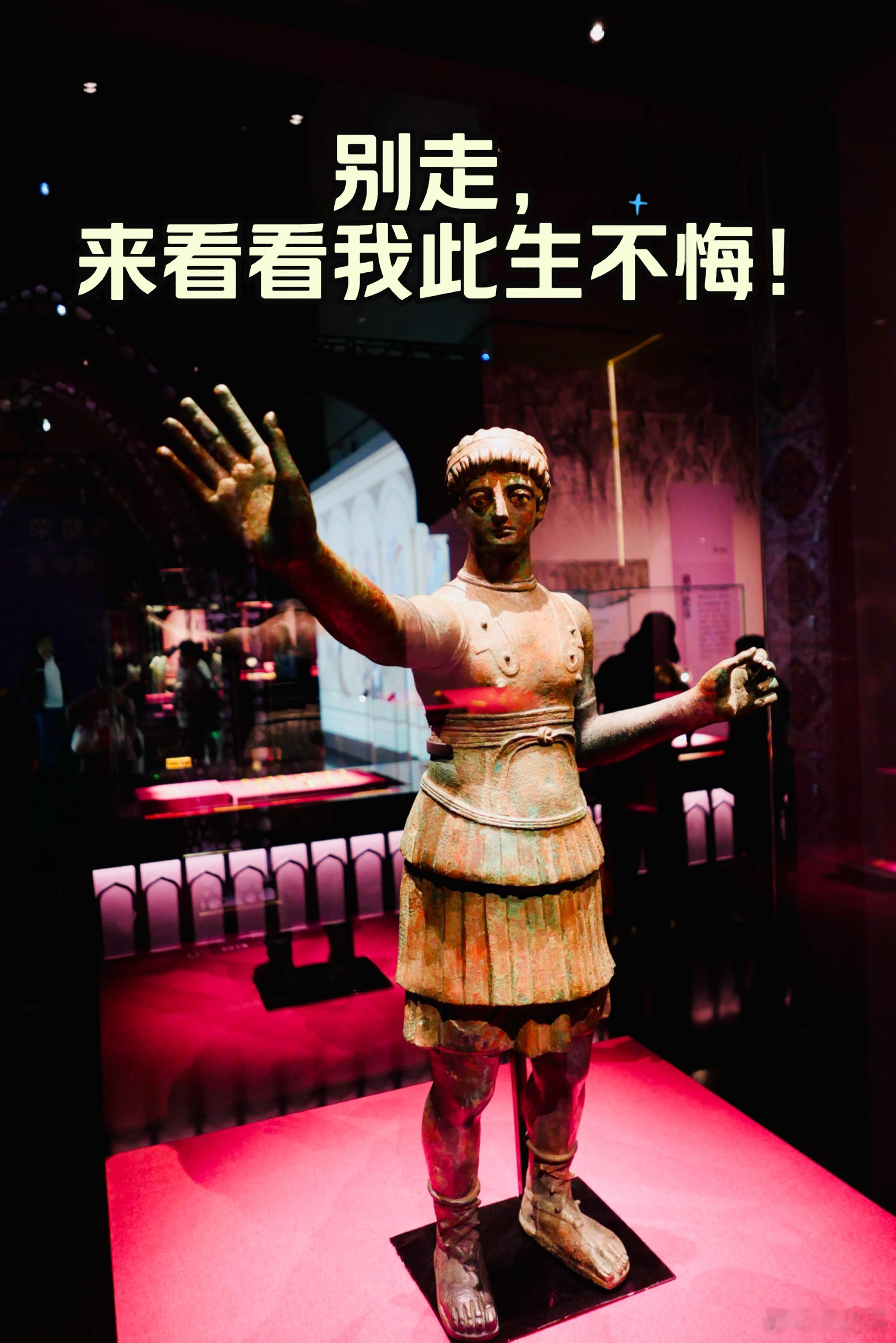 《沙漠瑰宝：一场穿越时空的科威特王室美学盛宴》步入展厅的刹那，便被鎏金岁月的光芒