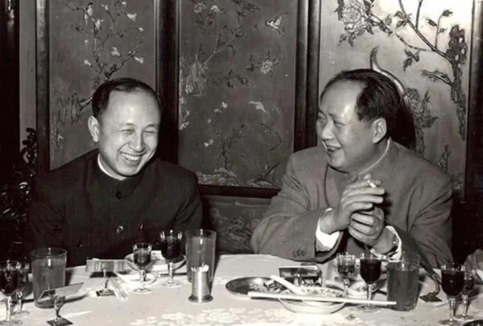 1964年，毛主席在自己的生日宴上，递给钱学森一支烟，而就当他要伸手接烟时，主席