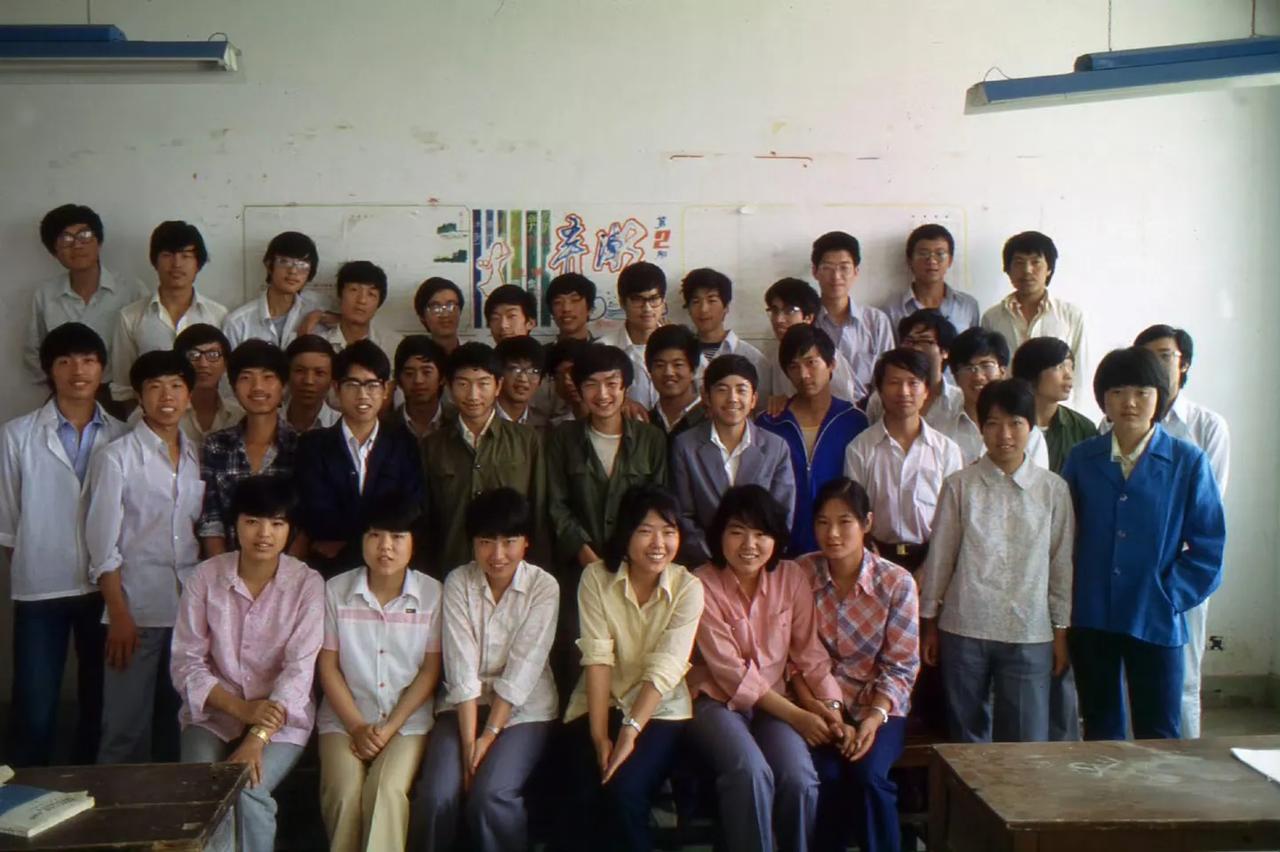 江苏工学院一个班的学生们，镇江，1986年春摄。 ​​​