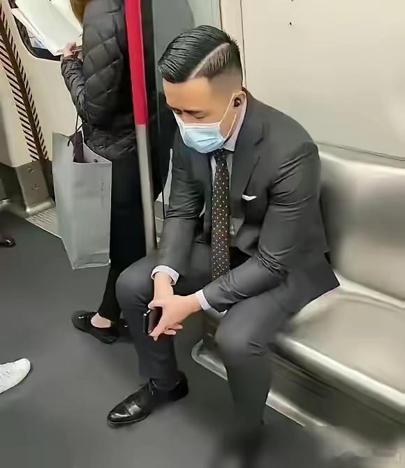 深圳地铁，闭目养神的男子。不管他从事什么工作，从他衣着外貌能看出，他很尊重自己的