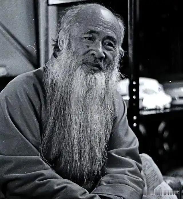 18岁徐雯波嫁48岁张大千 新婚夜一声“伯伯” 他温柔纠正等了六年
 
1947