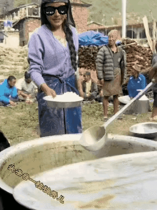 看着挺好，都是一勺
第一个女孩子多能吃啊，打了满满一勺后竟然不走，还要再来一勺。