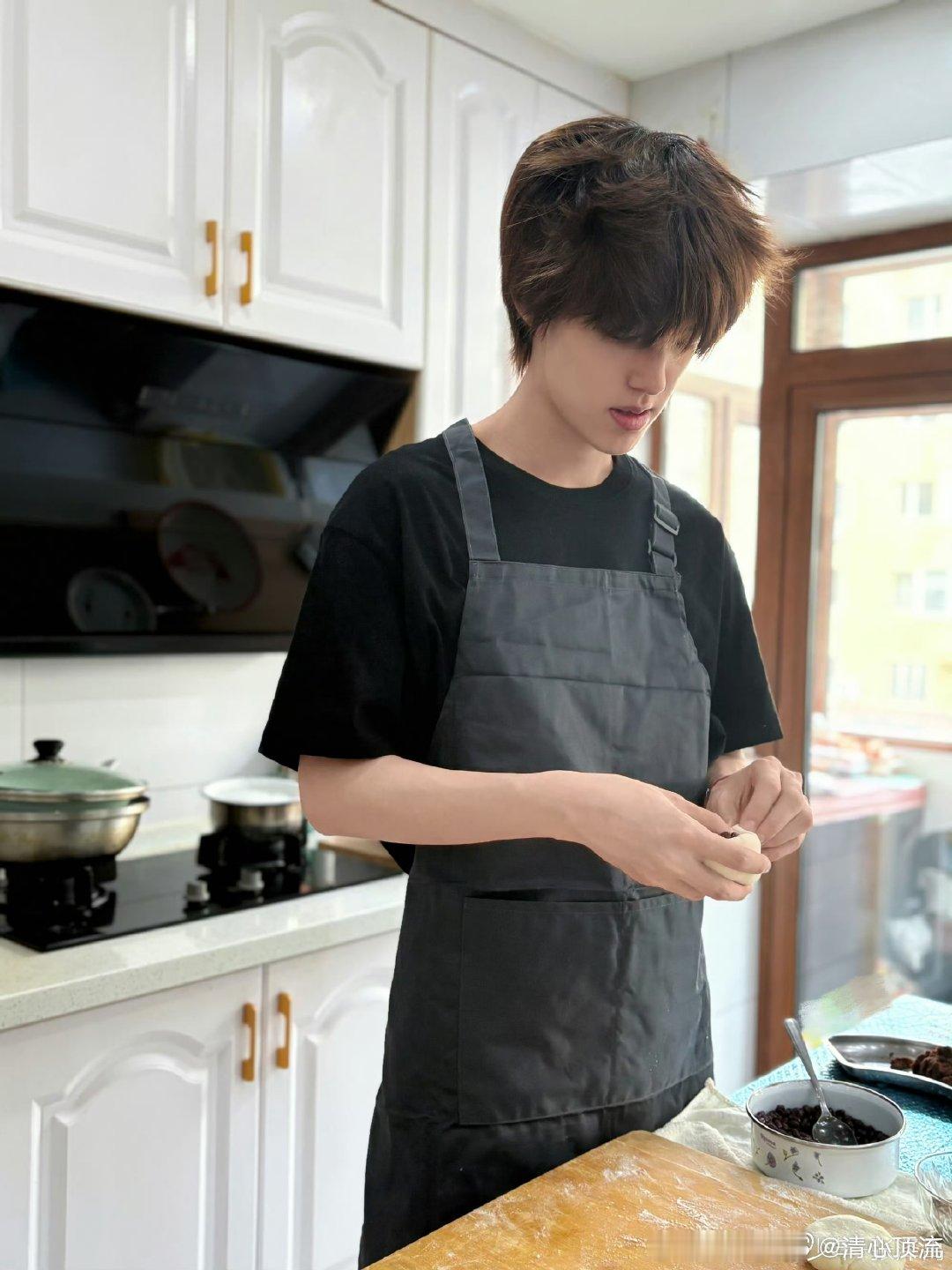 张泽禹做豆包豆沙卷蜜豆卷糖三角 张泽禹是一个厨艺小天才呀，没有想到能看到他做豆包