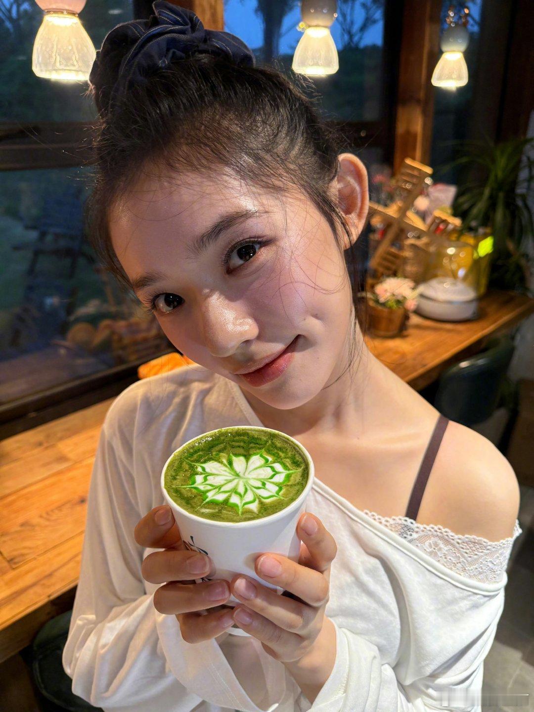 在广西偶遇林允同看烟花 刷到偶遇视频狠狠羡慕，能在广西现场，和林允一起见证烟花升