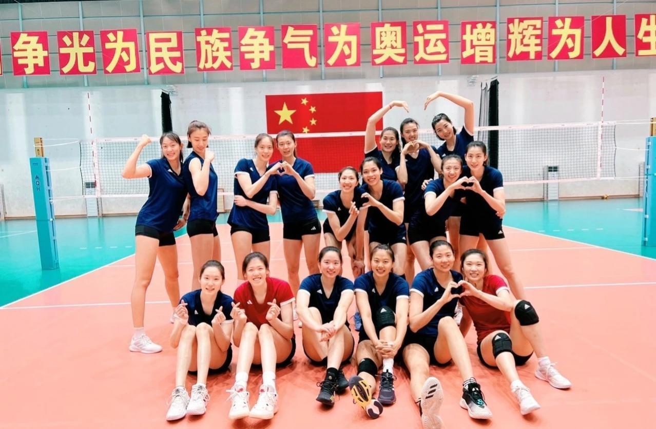 离2024世界女排联赛还有9天！
看起来队员们在结束训练后还是比较放松的！
又是