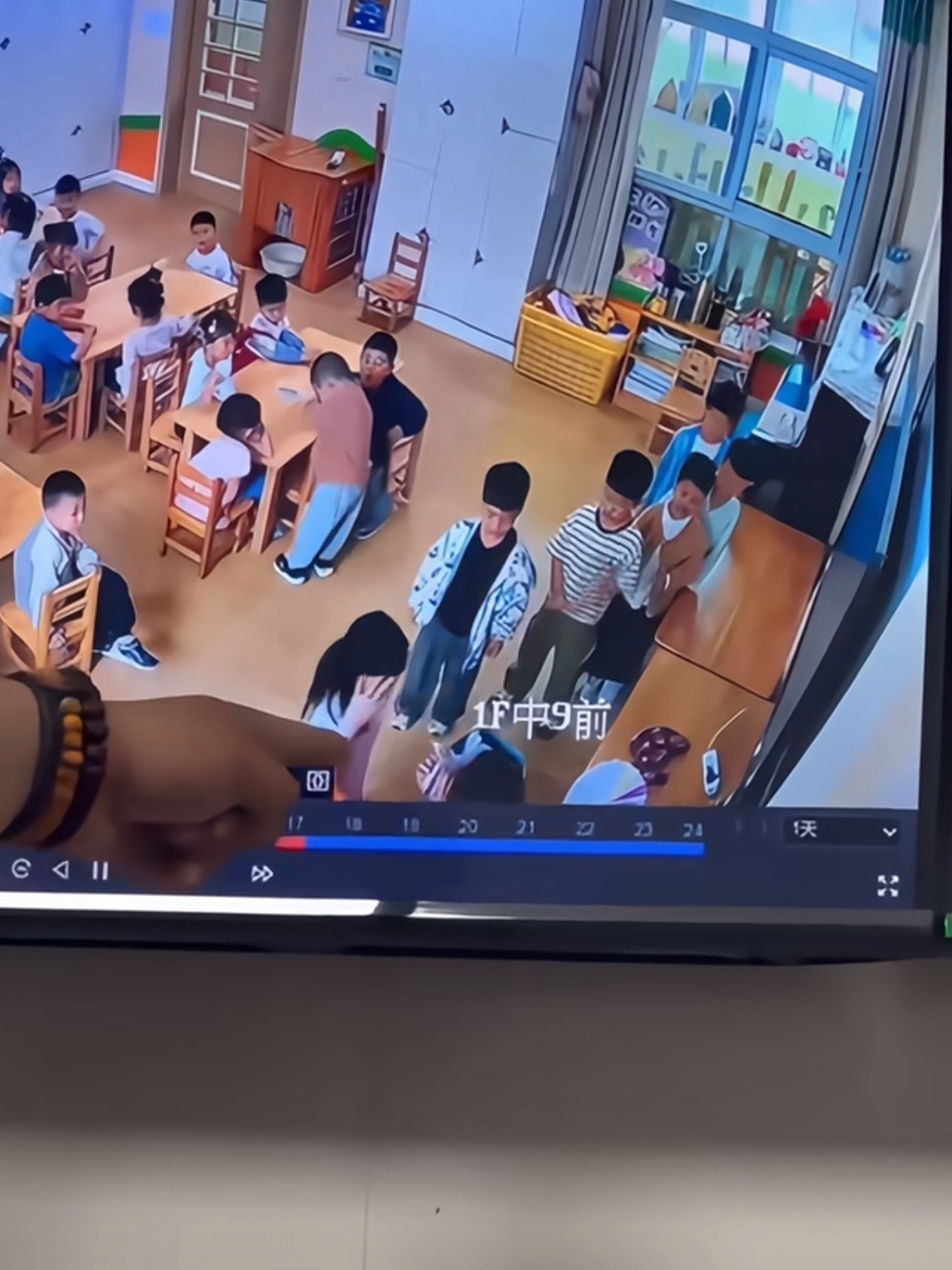 多名幼儿园小朋友被老师用热熔胶烫伤用过热熔胶枪的都知道，那个温度通常在100℃到