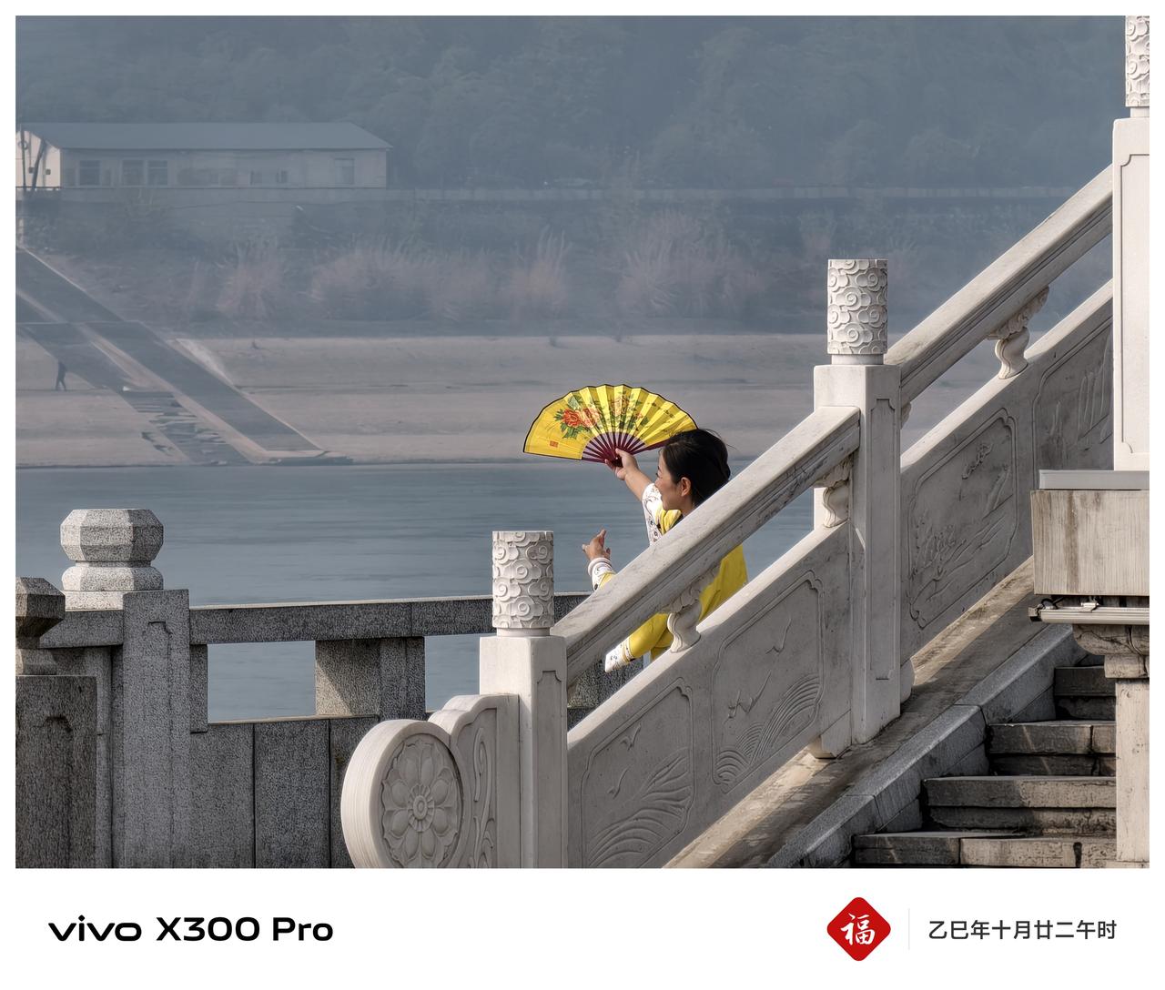 《清风拂面》 
《清风拂面》四字是对画面意境与情感的精准凝练，既写实又写意，将视