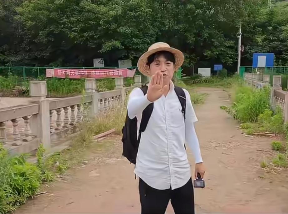 一个自称是韩国人的男子，鬼鬼祟祟地在中国敏感地区拍摄

当地居民看到后觉得很奇怪