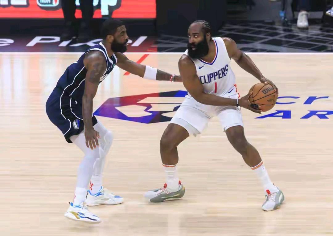 这就是不给哈登顶薪的理由，关键比赛太拉胯，输掉天王山之战。
第一，哈登一直就是这