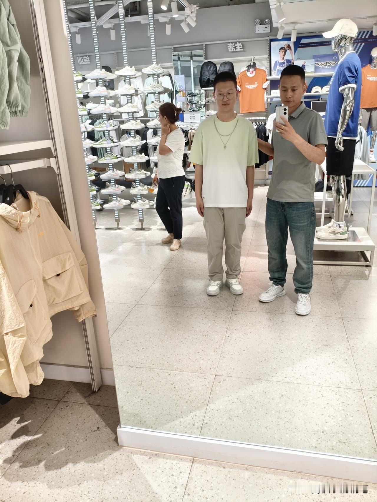 初三儿子月考成绩滑了，耷拉着脑袋把试卷往桌上一摔，笔都滚到了地上：“妈，我这排名