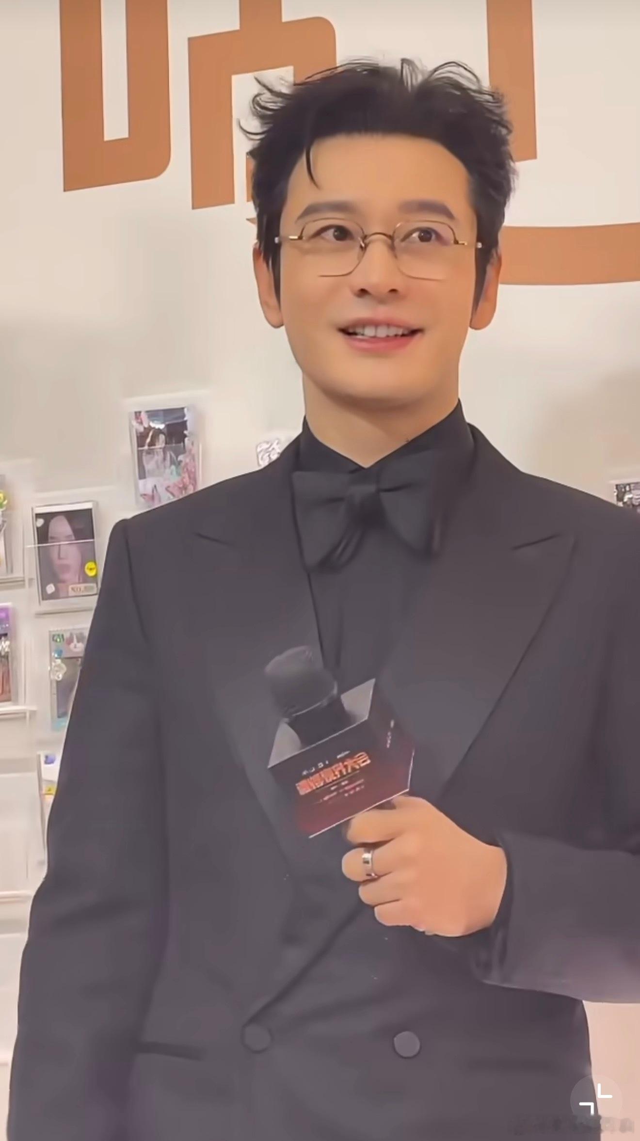 黄晓明又回春了黄晓明好像特别钟爱这个发型，好多场合都是这个造型 ​​​