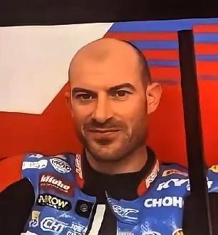 这哥们太狠了，故意犯规拿了个第四，赛后却都在说他才是真冠军。
最后一圈最后一个弯