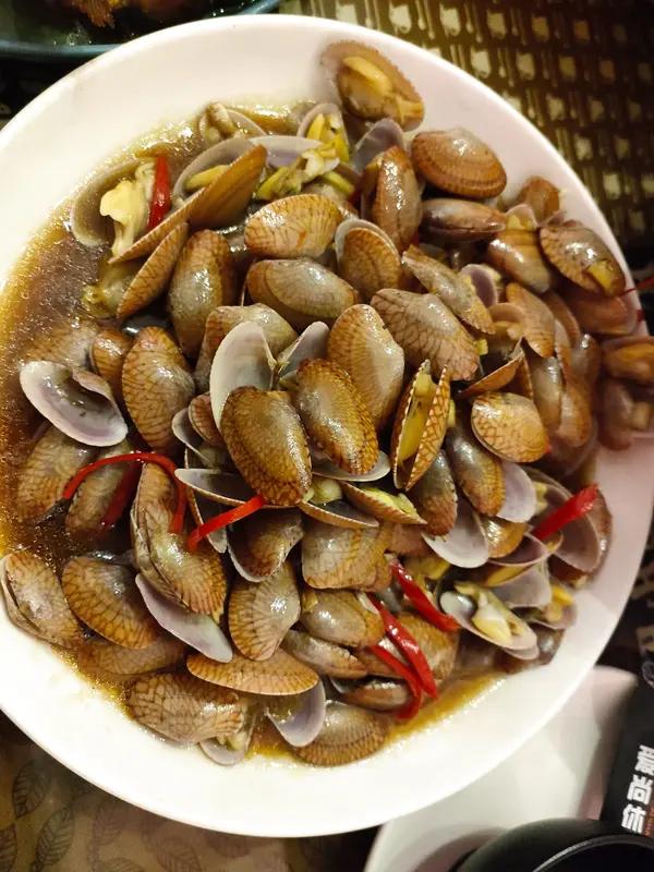 朋友请吃饭，真别随便带人去。之前我一朋友被请吃饭，没问请客的人就带了另一个朋友去