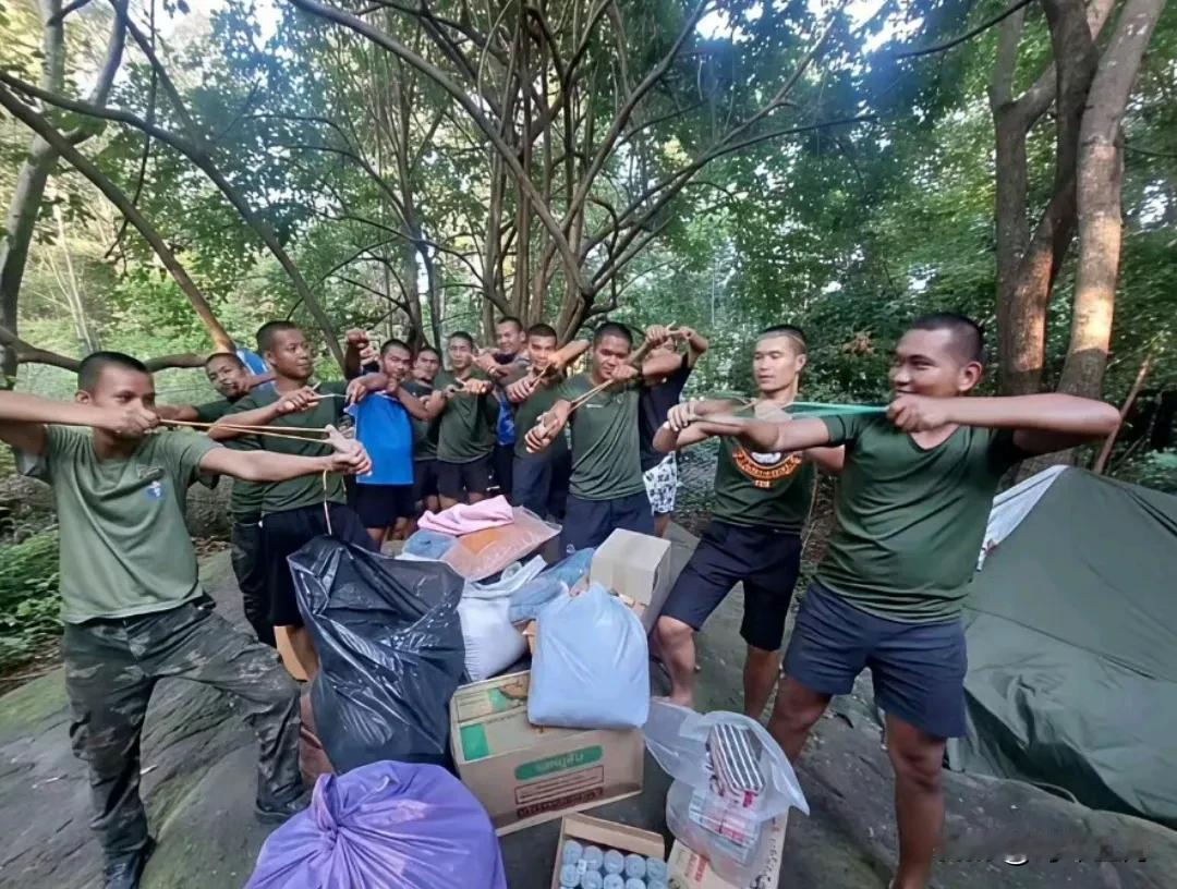 洪森说，柬泰停战后，前线已由热武器冲突变成弹弓战。这看似幽默，实则危险。倘若不予
