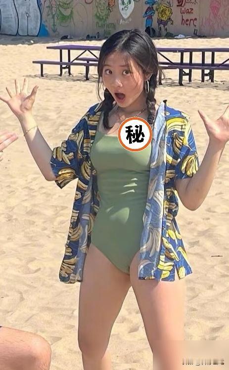 黄多多，出道即巅峰。
一部人·鱼，导演程耳，搭档王一博、汤唯。她名字紧挨着这些