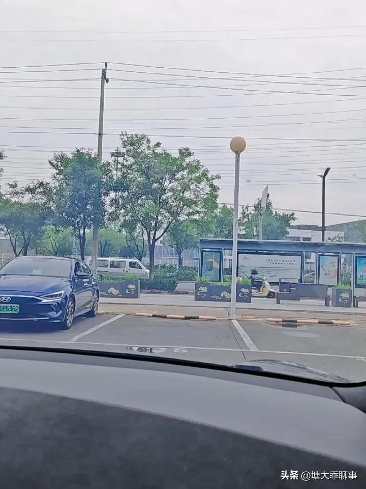 北京
阴天
这二天收拾旧物
睹物思情
有点郁闷
年轻时
脸皮薄
受了窝囊气
不能