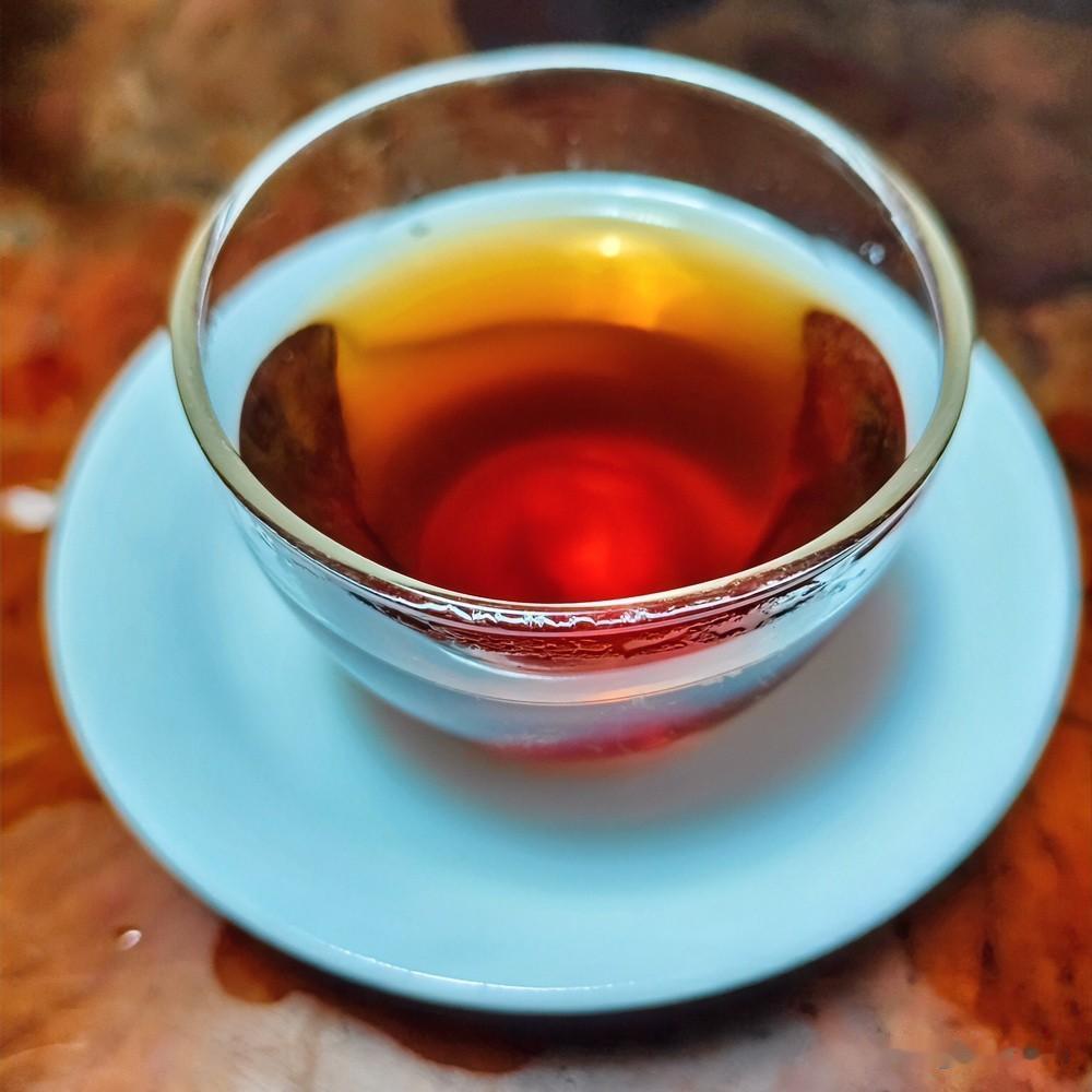 窗外车声人声，远远地浮着。烧一壶水，取一只杯，投几片叶子——这茶，是泡给自己的。