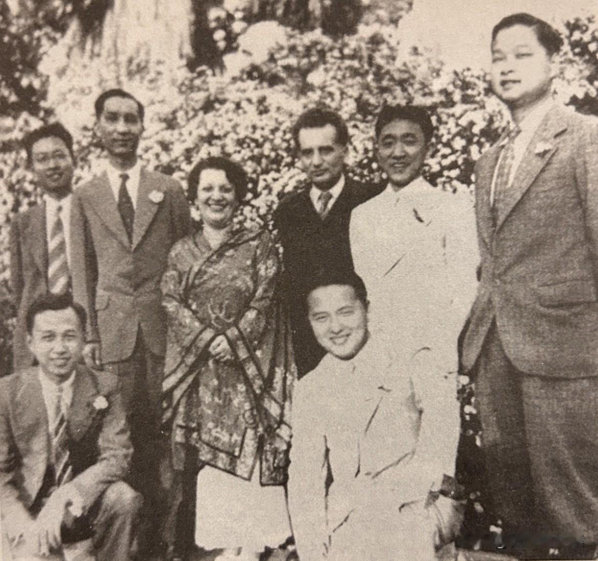 1938年，钱学森（左手下蹲者）与冯•卡门、冯，卡门的妹妹以及当时加州理工学院的