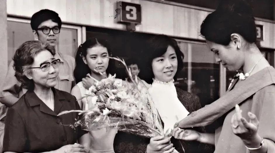 中间捧花的清新秀丽女子，当年，可是影迷心中的大美人，演技始终在一流明星的行列。她