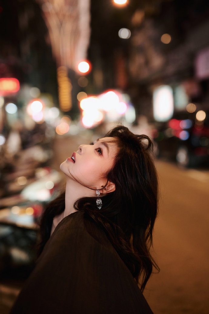 白鹿尖叫之夜出图了 白鹿单肩黑裙街头港风感 白鹿尖叫之夜出图了，白鹿单肩黑裙街头