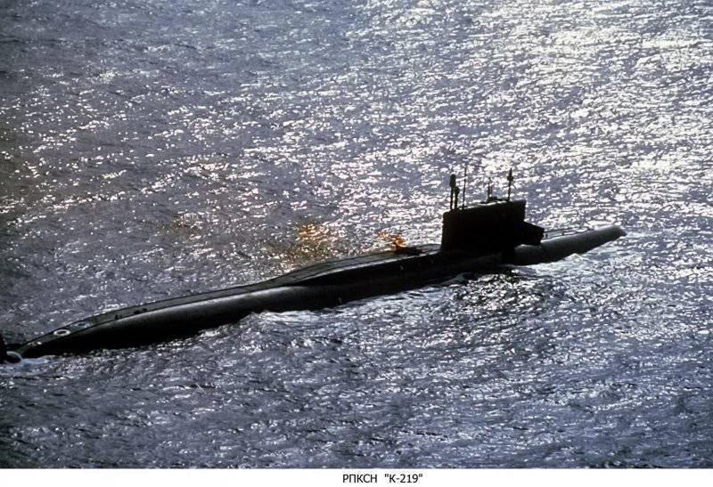 烽火问鼎计划每天认识一件兵器 红色的二氧化氮烟雾从一艘紧急上浮后的苏联弹道导弹核