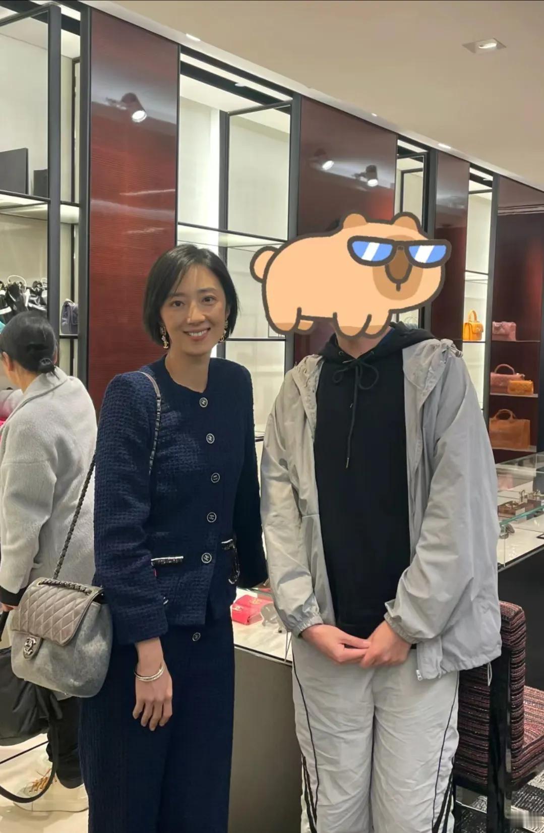 有网友在巴黎偶遇桂纶镁，她太适合香奈儿了！整体的气质好搭，脸一点不垮，自然的美，