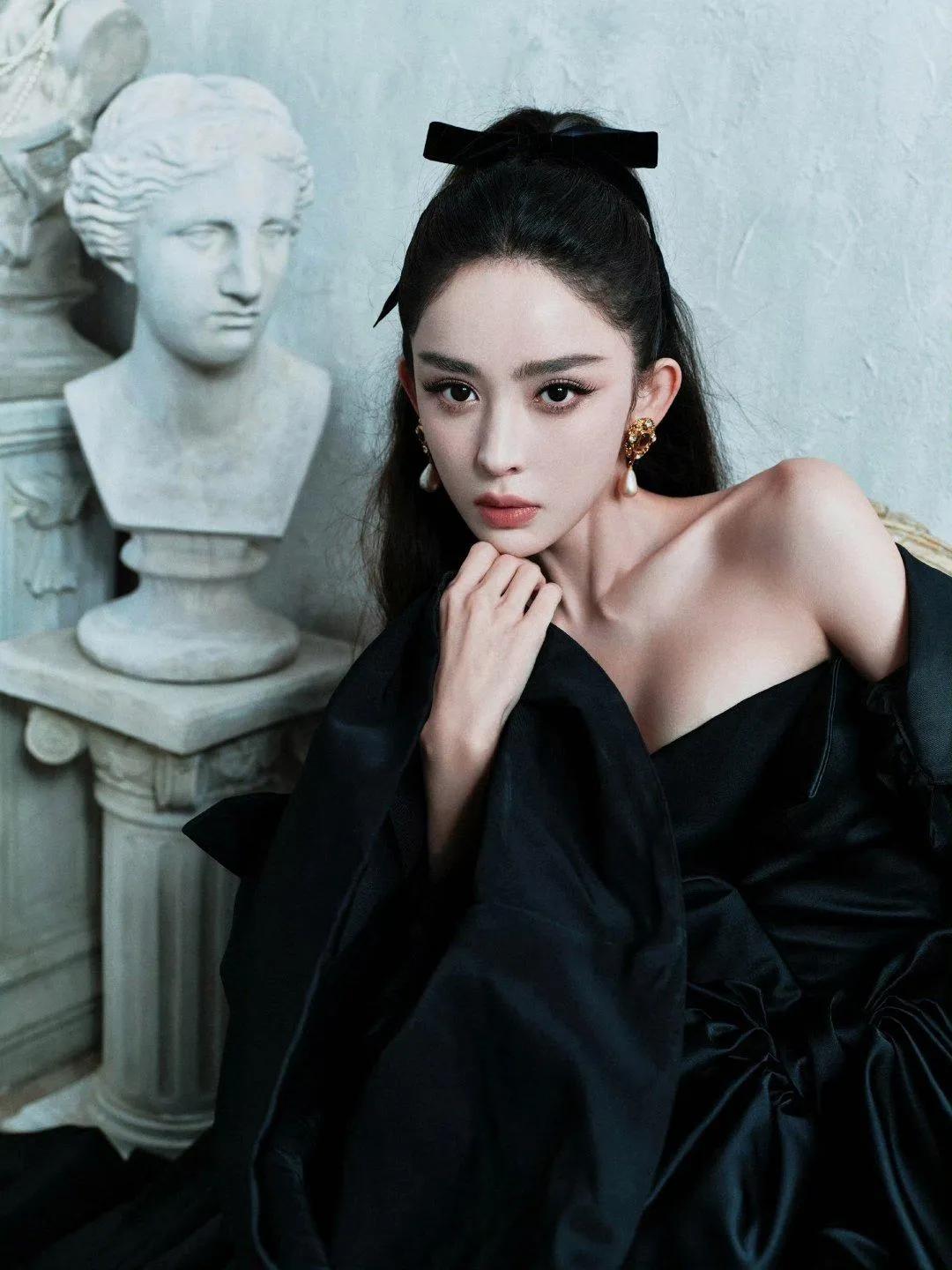 娜扎美神降临！身穿黑色抹胸高定礼裙，冷艳高贵，被娜扎的美貌迷晕了！