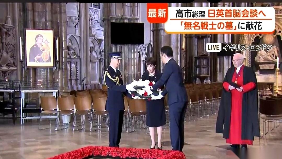 在澳大利亚，日本首相高市早苗对着战争纪念馆，突然双膝跪地，献上一束花。
镜头早已
