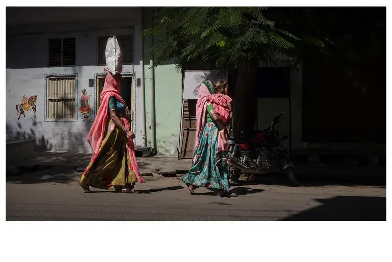 我觉得印度人民确实很勤劳。在印度的城市里，很多小商贩天不亮就开始准备货物，摆好摊