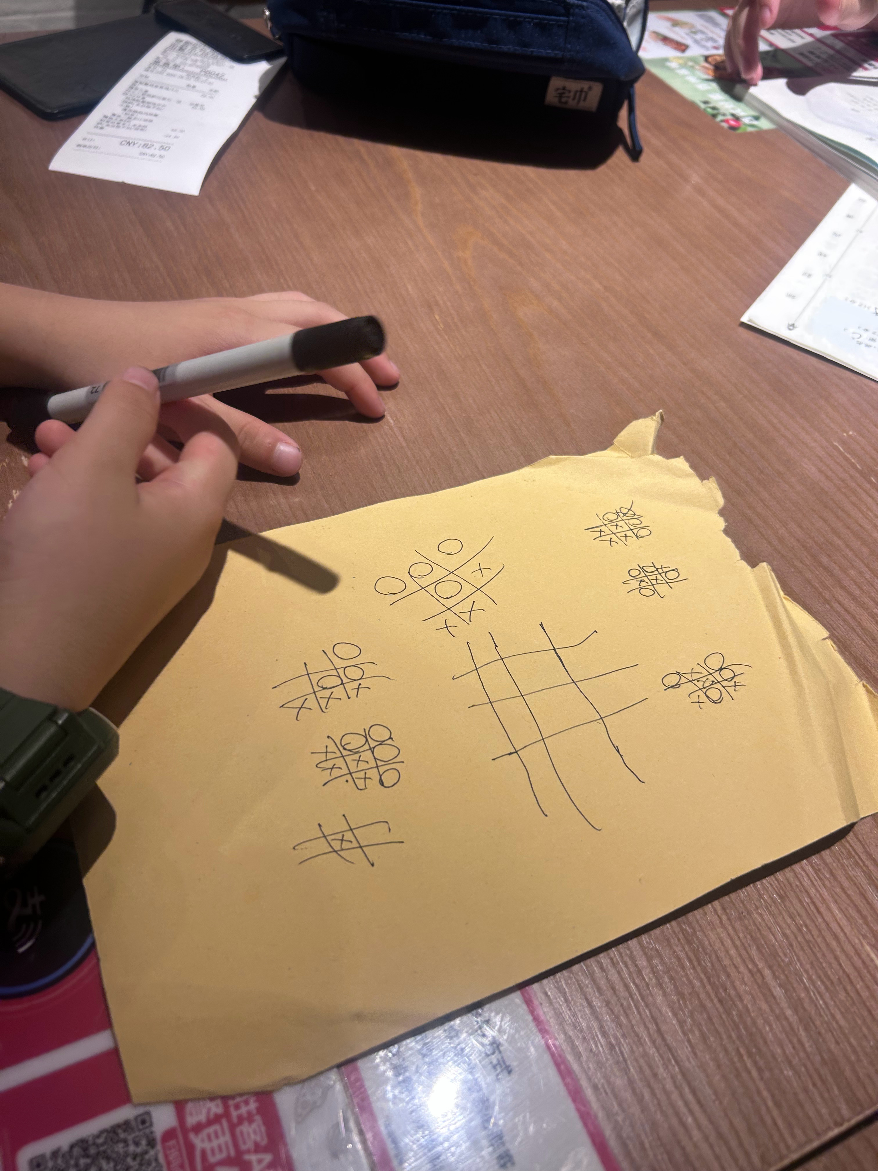 诺拿着一支笔找我：来，和你儿子玩