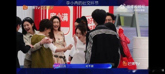 李小冉一边打招呼一边鞠躬道歉 看到李小冉一边打招呼一边鞠躬道歉，又好笑又心疼，温