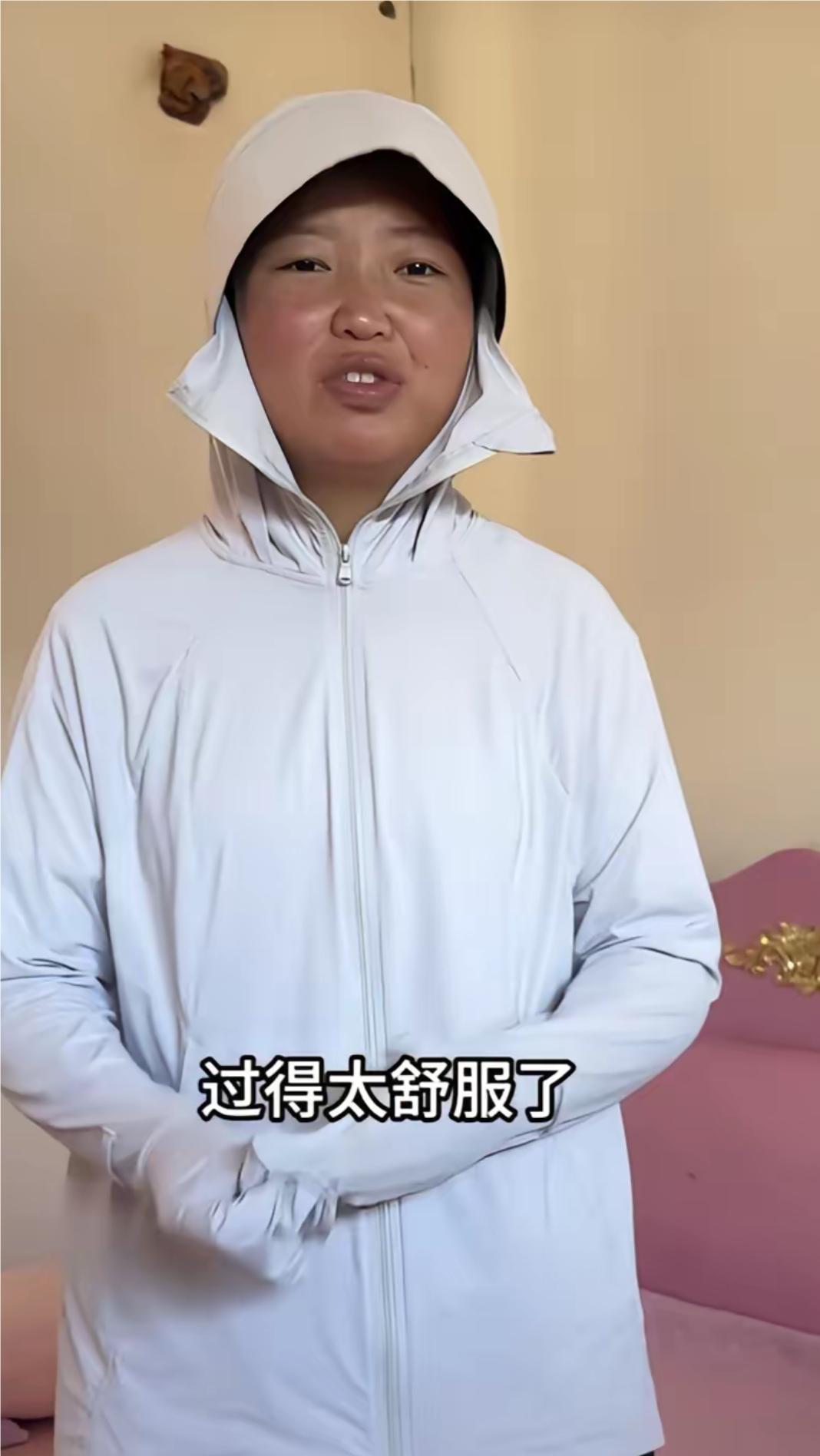 明明才刚二十出头，却看起像一个四十岁的老女人。其实她很可怜，小小年纪还没反应过来