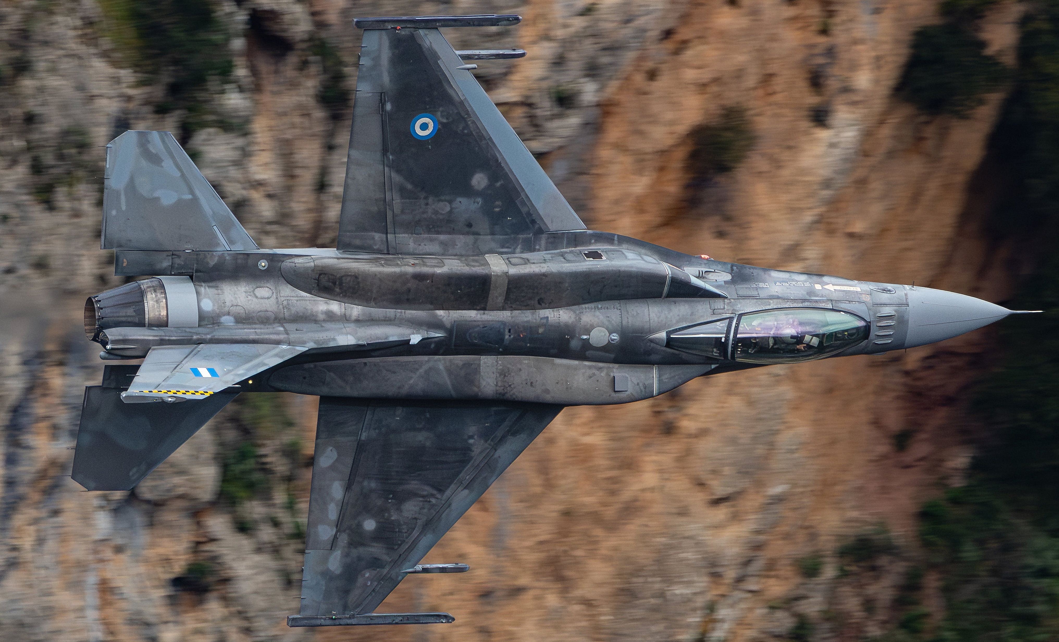 高分辨率图像 好看的F16钻山谷