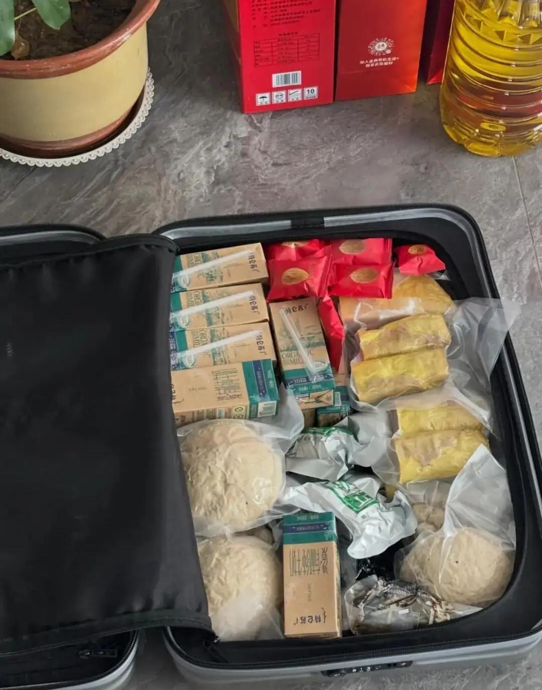 家里两个大学生马上都要回学校了，看看他们行李箱里面装的是什么，你们就知道做父母的